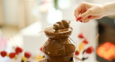 Czy fontanny czekoladowe są nadal modne? Jak urozmaicić fontannę?