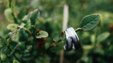 Obrączki tytanowe - czy warto? Wady i zalety