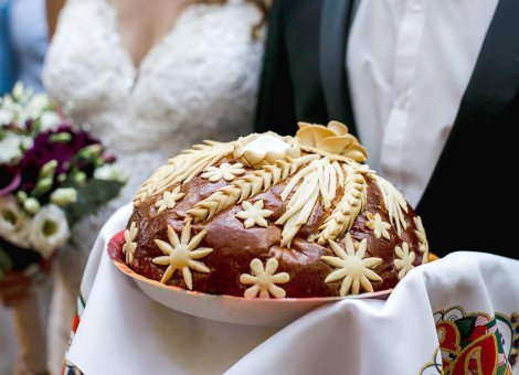 Przywitanie Państwa Młodych chlebem i solą - skąd ta tradycja?