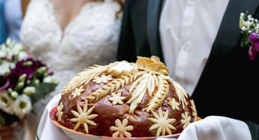 Przywitanie Państwa Młodych chlebem i solą - skąd ta tradycja?