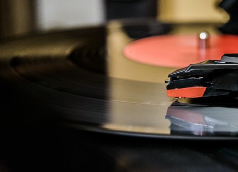Zespół czy DJ na weselu? Podpowiadamy, co wybrać!