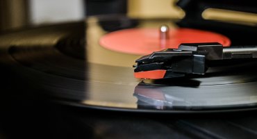 Zespół czy DJ na weselu? Podpowiadamy, co wybrać!